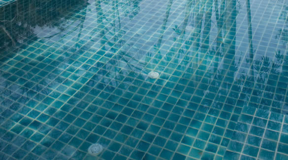 Le carrelage d'une piscine sous l'eau c'est magnifique